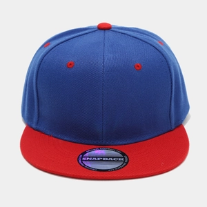 Cappellino snapback classico blu navy e rosso con visiera piatta e design bicolore