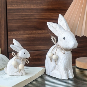 Rustieke set van 2 houten paashaas-figuren met verweerde witte afwerking en jute kralen