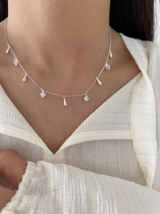 Dettaglio della collana in argento S925 con ciondoli in zircone e pendenti a forma di goccia