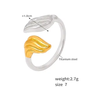 Détail d'une bague aile en acier titane bicolore plaqué or 18 carats avec dimensions