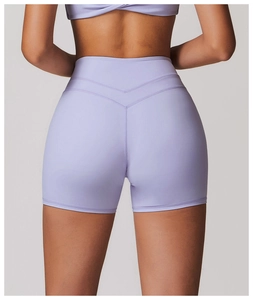 Vue détaillée du short de yoga lilas à taille haute avec couture en V fessier galbé