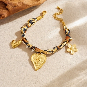 Bracciale a catena dorata con nastro leopardato e ciondoli a cuore e fiore sbalzati