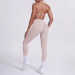 Dettaglio dei leggings yoga a vita alta rosa chiaro con cuciture effetto push-up
