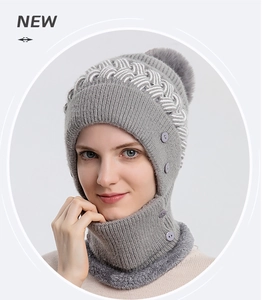 Detailansicht des dicken Fleecefutters und der groben Strickstruktur der grauen Wintermütze