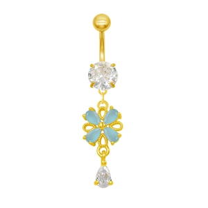 Détail d'un piercing de nombril fleur avec pétales bleus et zircons blancs dorés