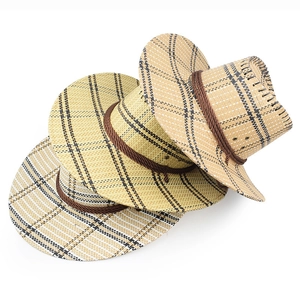 Set di tre cappelli da cowboy in paglia intrecciata con motivo a quadri e corde marroni