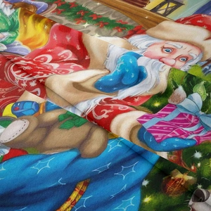 Nahaufnahme der weichen Flanell-Weihnachtstapisserie mit dicker Textur und festlichem Druck