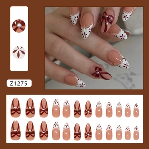 Faux ongles amande style français avec fleurs rouge vin, nœuds et perles élégantes