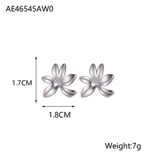 Detailed dimensions of silver sunflower earrings showing 1.7cm height and 1.8cm width