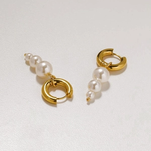 Pendientes de aro en oro de 18K con tres perlas en cascada para un estilo elegante y chic
