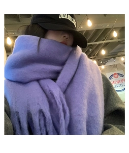 Gros plan d'une écharpe en maille mohair violette douce avec franges pour un look hivernal