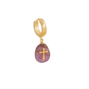 Boucle d'oreille dorée avec pierre naturelle violette et croix incrustée sur blanc
