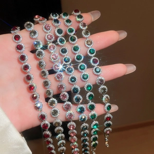 Détail de bracelets tennis en zircon coloré avec cristaux rouges bleus et verts