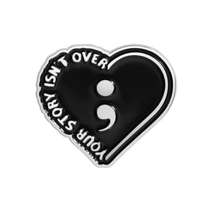 Pin's cœur noir émaillé avec point-virgule et texte Your Story Is Not Over pour sacs à dos