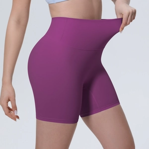Gros plan du short de yoga violet taille haute montrant l'élasticité et la coupe du tissu