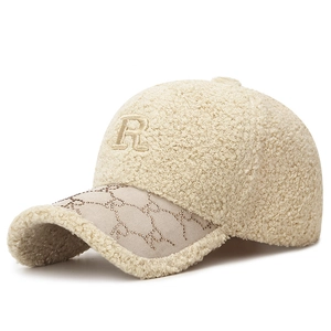 Casquette de baseball en polaire teddy beige avec lettre R en strass et bord incurvé chaud