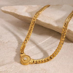 Dettaglio macro della catena cuban link con ciondolo a cuore e diamanti incastonati
