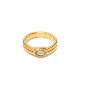 Double-layered 18k gold-plated stainless steel ring featuring a central oval pearl detail