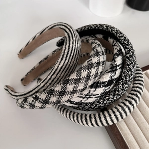 Minimalist houndstooth woven sponge headbands for women in classic black and white style