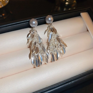 Boucles d'oreilles argentées avec pampilles de feuilles et perles grises élégantes