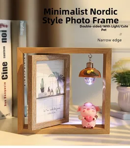 Vue détaillée du cadre rotatif en bois double face avec lampe chaude et figurine cochon