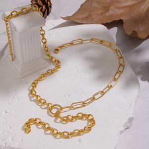 Collier géométrique élégant en or sur base en pierre blanche pour un look quotidien