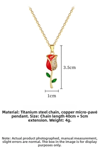 Dettaglio della collana a rosa con smalto e zirconi su catena in acciaio al titanio