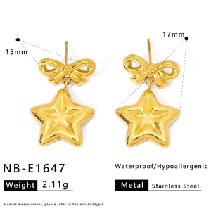 Détails des boucles d'oreilles nœud et étoile dorées avec dimensions et caractéristiques