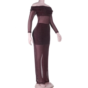 Dettaglio dell'abito bordeaux con paillettes, inserti in mesh e design con spalle scoperte