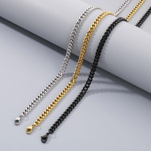 Détail des colliers maille gourmette argentés, dorés et noirs avec fermoirs mousquetons