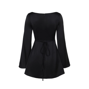 Détail d'une robe courte en satin noir avec nœud à la taille et manches évasées