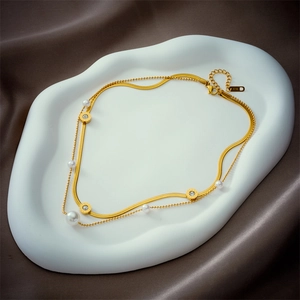 Collana a doppio strato in titanio dorato con perle romane e anelli con pavé
