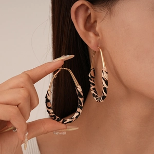 Boucles d'oreilles créoles ovales léopard avec métal doré au style rétro chic