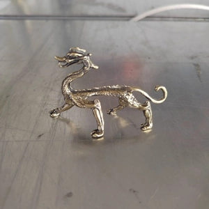 Brûleur d'encens dragon en métal doré antique avec gravures en relief de style rétro