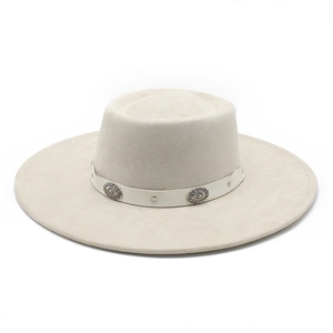 Chapeau fedora en feutre beige à bord large avec ruban décoratif et clous métalliques