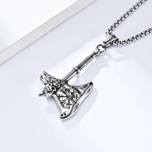 Dettaglio ravvicinato del ciondolo ascia vichinga argento con teschio e simbolo Vegvisir su catena