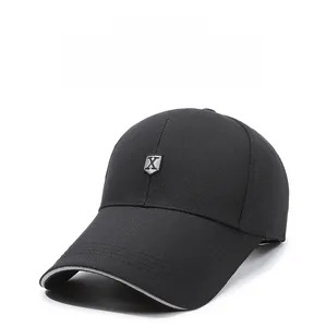 Détail de la casquette de baseball noire avec mesh respirant et logo bouclier argenté