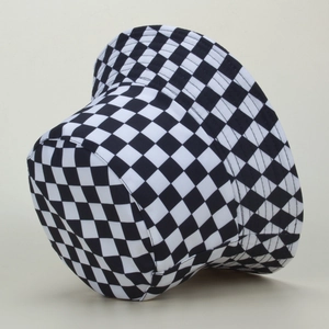 Gros plan détaillé du motif damier noir et blanc sur le tissu en toile d'un chapeau bob