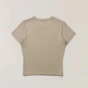 Vue détaillée du dos d'un t-shirt de sport vert olive cintré avec texture côtelée
