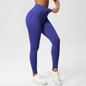 Nahaufnahme der hohen Elastizität und des nahtlosen Stoffes der königsblauen Yoga-Leggings