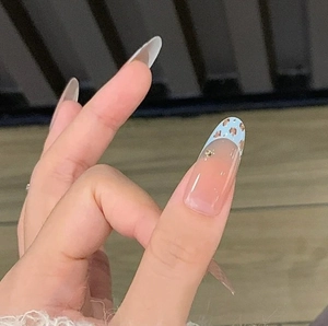 Uñas postizas almendradas francesas con estampado de leopardo y tachuelas rosas