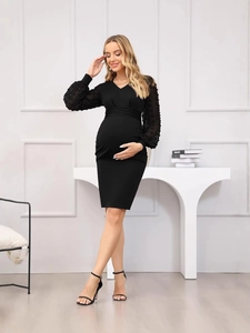 Abito premaman nero attillato con scollo a V e maniche lunghe in tulle a pois