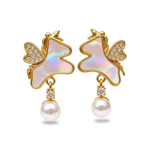 Boucles d'oreilles licorne dorées 18k avec perles, nacre et pierres de zircone cubique
