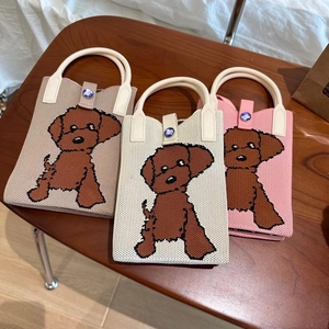 Détail de la texture tricotée des mini sacs panda avec boucles en pierre bleue décorative