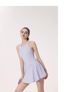Détail d'une robe de tennis lilas avec dos nageur et jupe évasée en ligne A