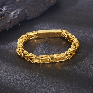 Vue macro détaillée du bracelet en acier inoxydable doré avec maille byzantine et fermoir rectangulaire