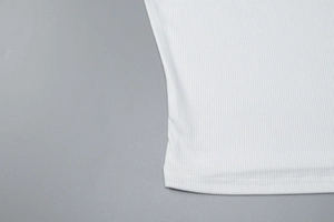 Détail d'un débardeur blanc en maille côtelée avec coutures lisses et texture du tissu