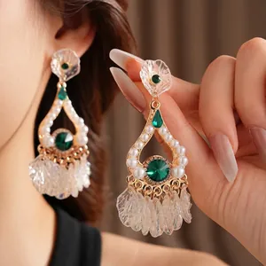 Eleganti orecchini smeraldo con perle bianche e ciondoli a petalo pendenti