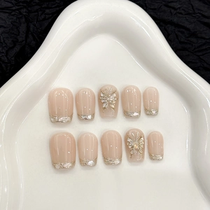 Unghie finte fatte a mano rosa nudo con punte french glitter argento e farfalle 3D
