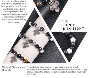 Détail des perles en œil de tigre de 10mm et du pendentif croix en métal sur bracelet perlé